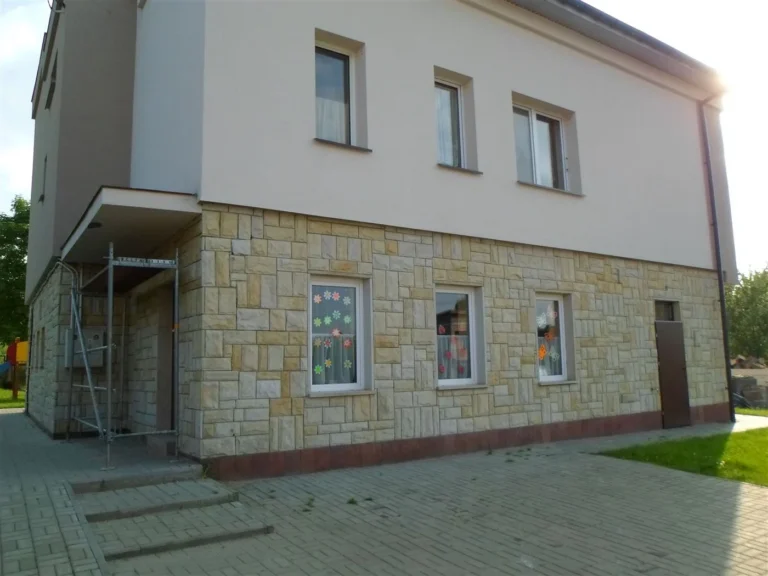 Parter domu obłożony łupanką