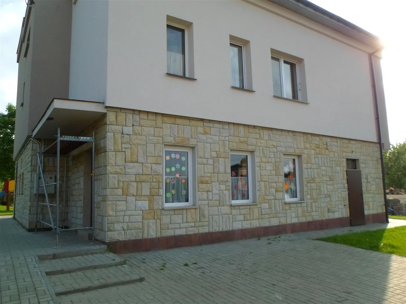 Parter domu obłożony łupanką