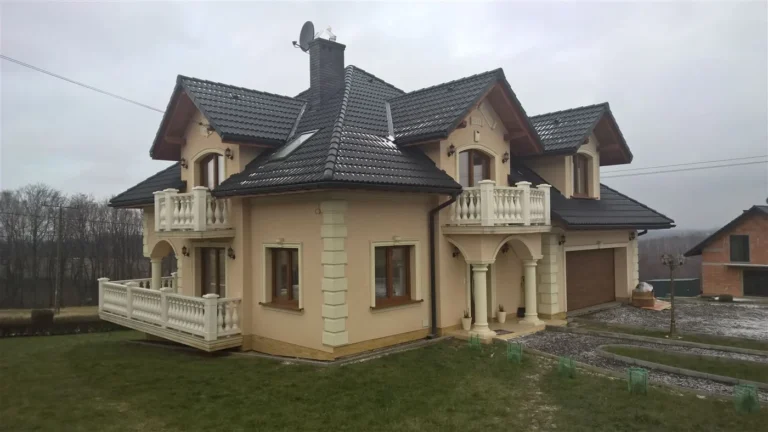 Dom z detalami z piaskowca