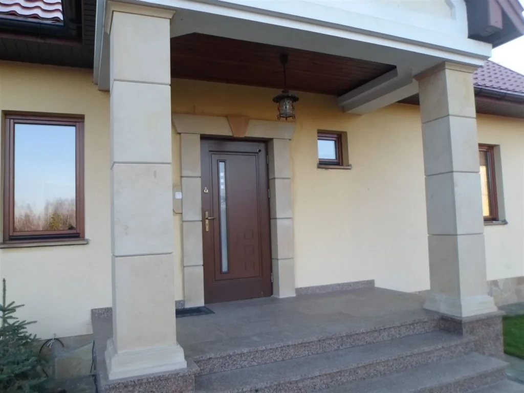 Wejście do domu obłożone płytami z piaskowca