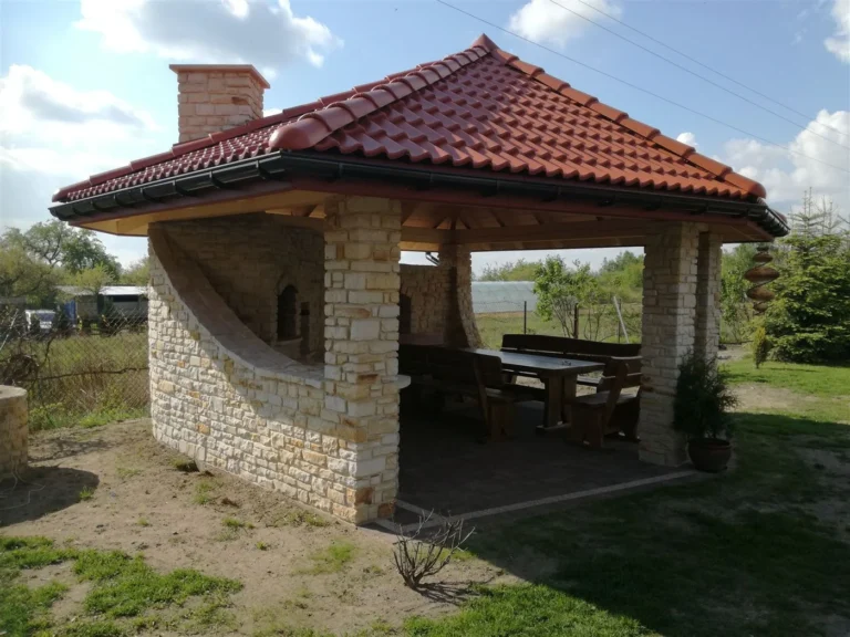 Altana z murowaną ścianą grillową