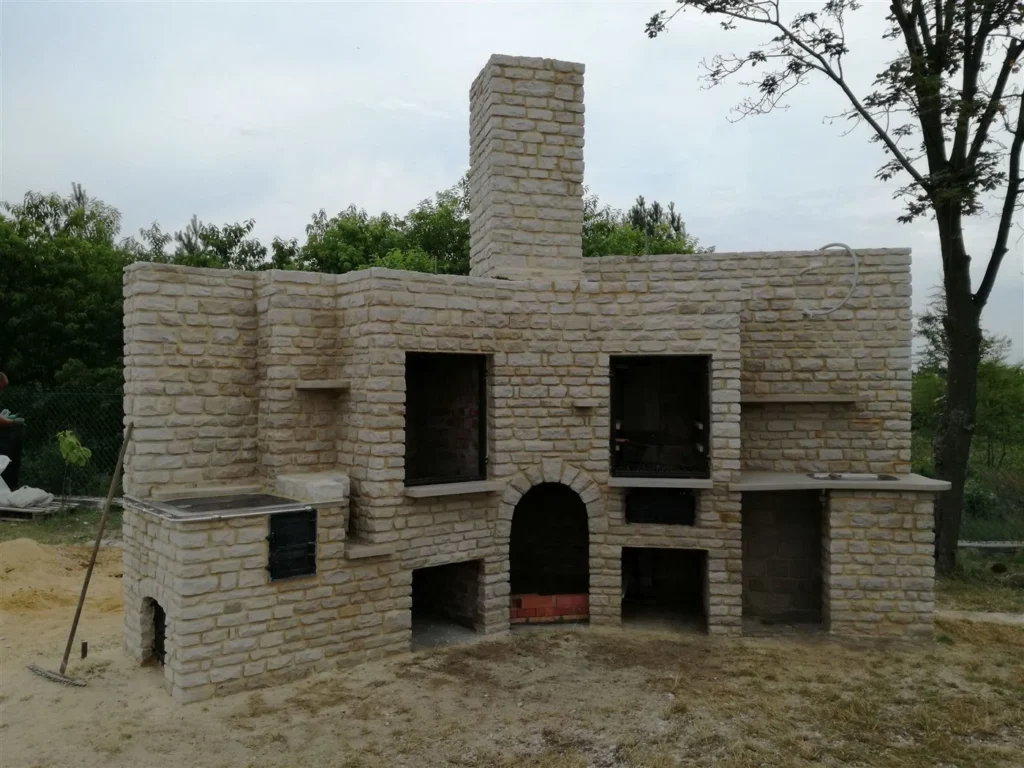 Duży grill ogrodowy z piaskowca