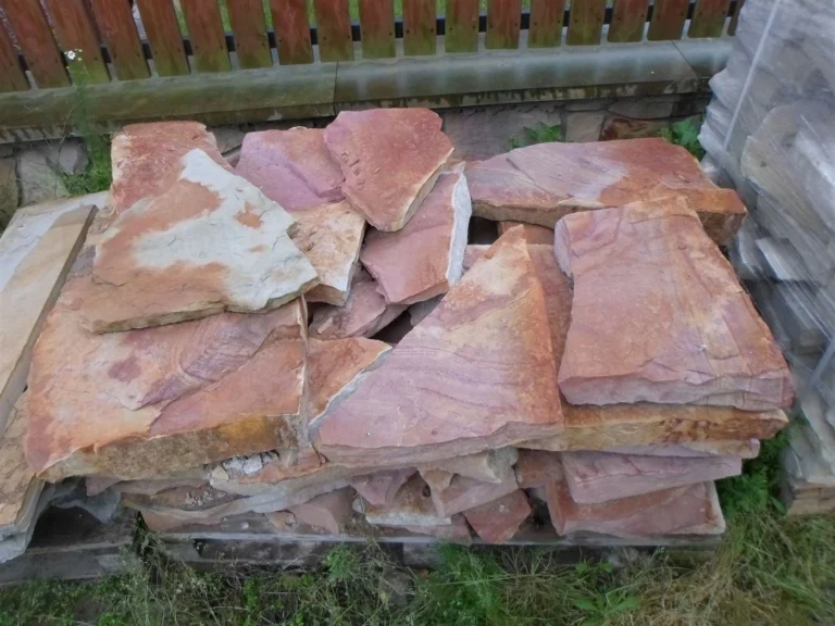 Płaskie łupki piaskowca na palecie