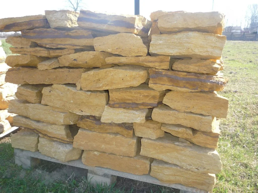 Murak piaskowcowy ułożony na palecie