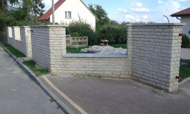 Mur ogrodzeniowy przy chodniku