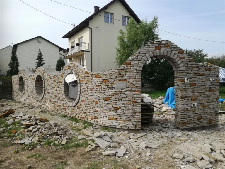 Mur z łukiem i okrągłymi otworami