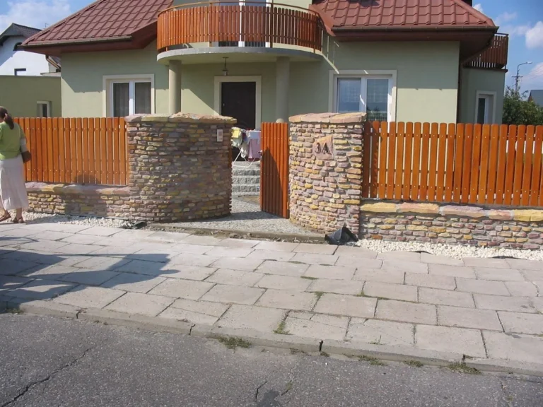 Słupki przy drewnianym ogrodzeniu