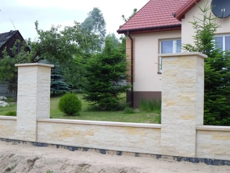 Ogrodzenie z łupanki przed domem