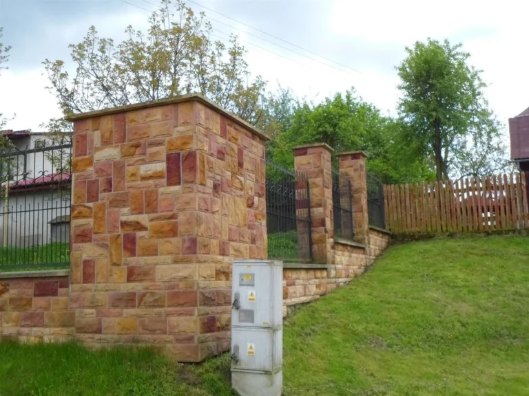 Słupek i mur w odcieniach rdzy