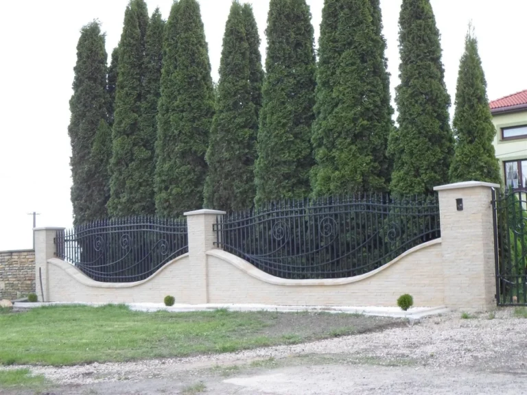 Falisty mur ogrodzeniowy