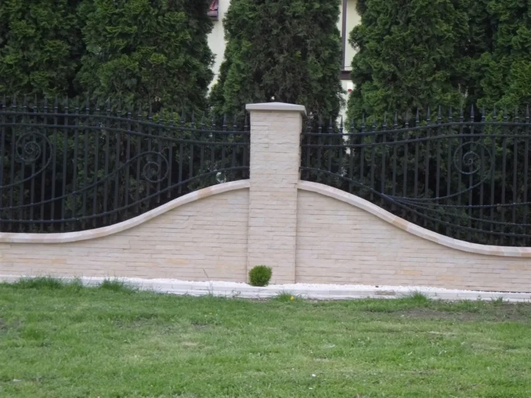 Mur z łukiem pod przęsłem
