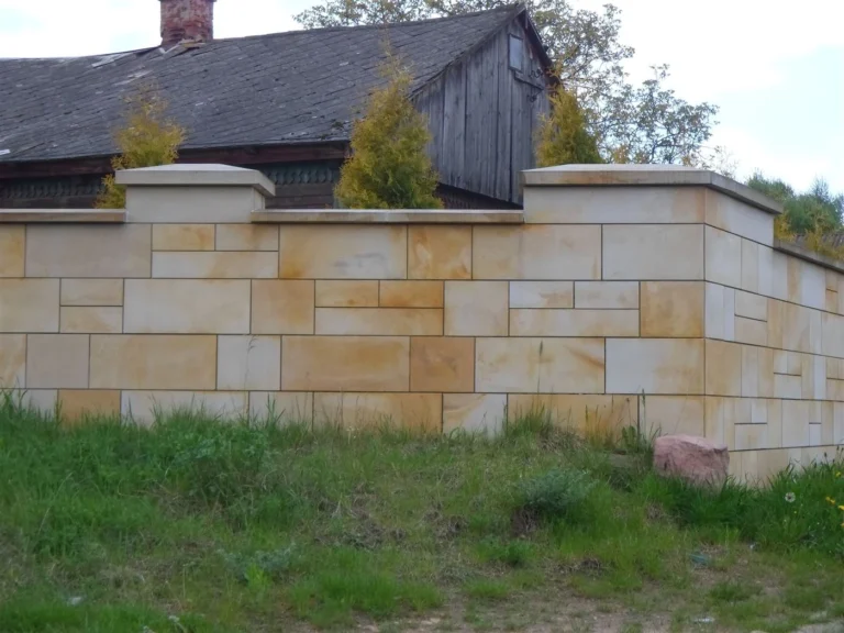 Mur z płyt piaskowcowych
