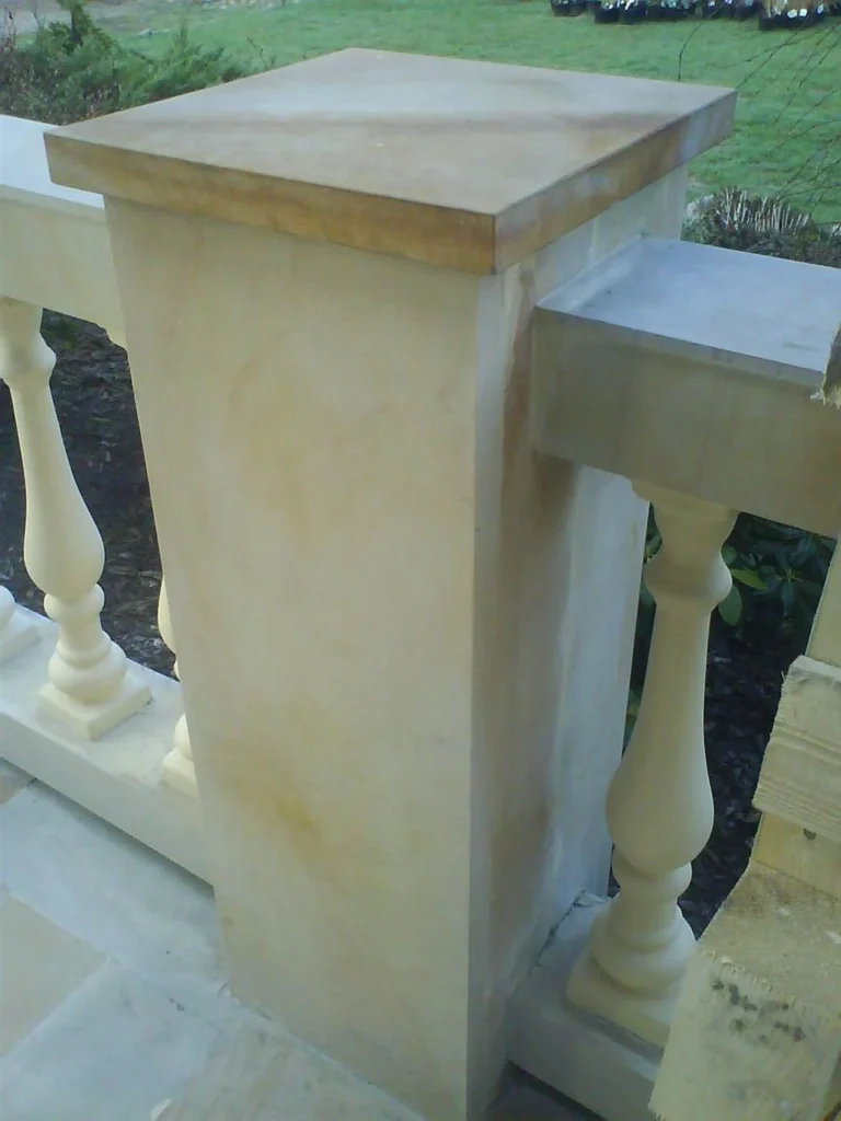 Słupek balustrady z daszkiem