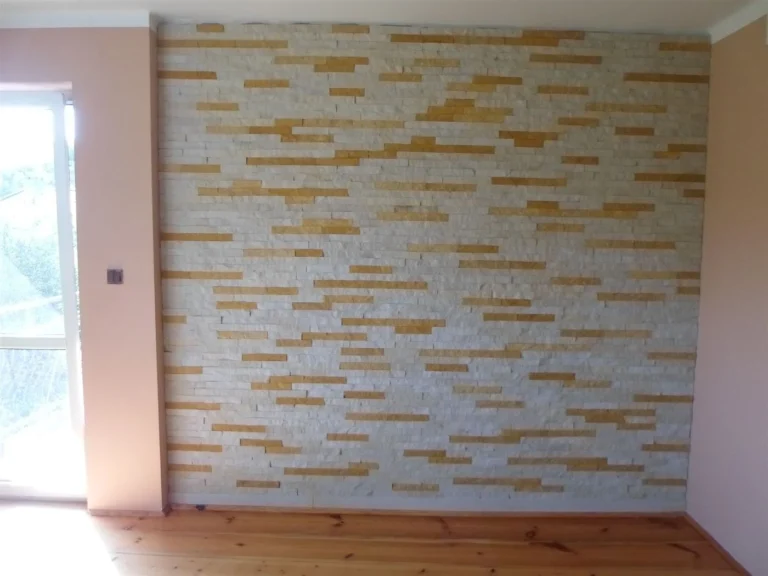 Ściana salonu z pasów piaskowca