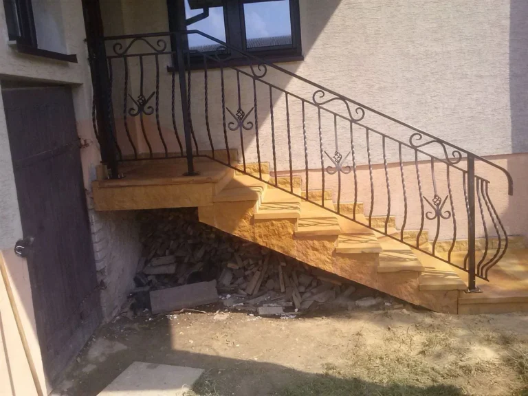Schody z balustradą kutą